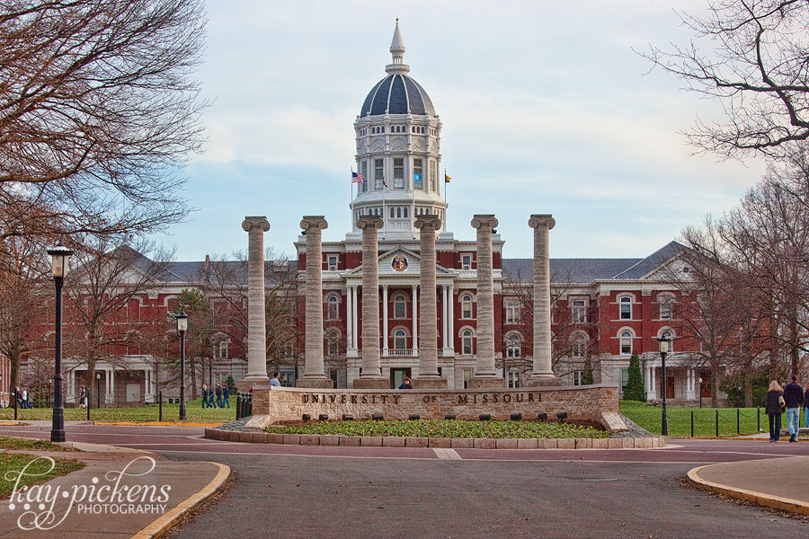 jesse hall as seen through the mizzou columns